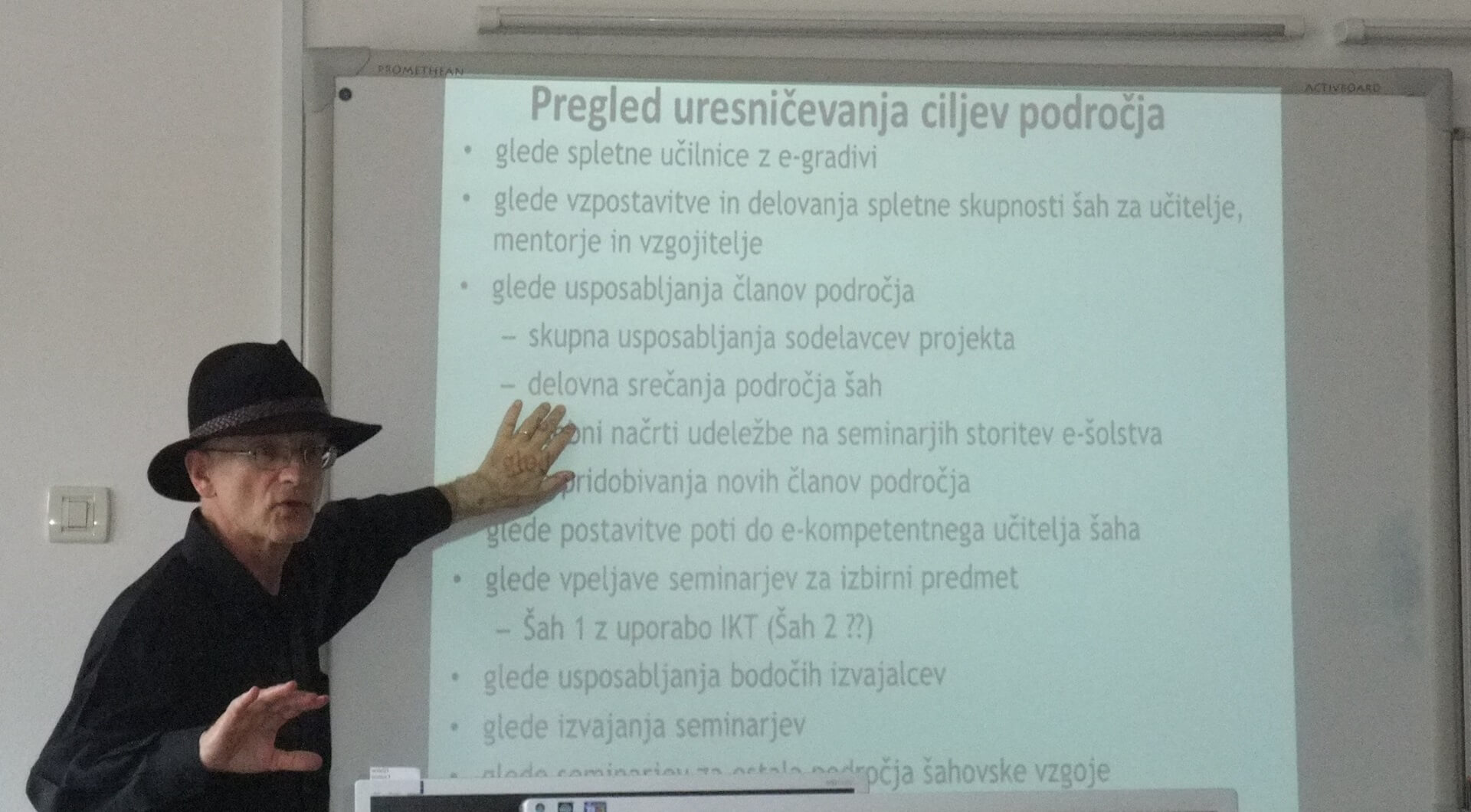 Naslovna slika na spletnem mestu "Šahovske šole Iztoka Jelena". Prikazuje predavanje Iztoka Jelena, 2. junija 2012, bodočim izvajalcem seminarja Šah 1 z uporabo IKT, namenjenega učiteljem izbirnega predmeta šah v slovenskih osnovnih šolah. Izvajano v okviru projekta E-šolstvo Ministrstva RS za šolstvo in šport. Fotografiral Viktor Jemec.